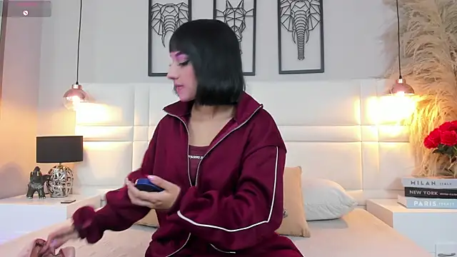 RaquelHyde  online show from 04-05-26, 12:12