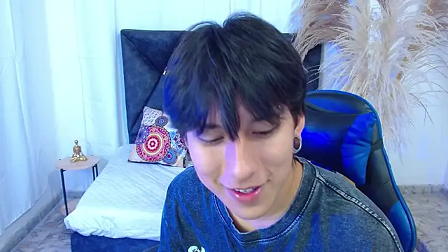 Snapshot of nikoo_18 chatting on 02-11-26, 01:33 nikoo 18 online show from 02-11-26, 01:33