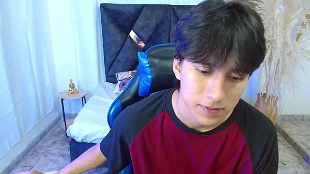 Snapshot of nikoo_18 chatting on 02-12-26, 01:44 nikoo 18 online show from 02-12-26, 01:44