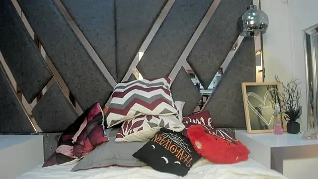 Maggyx online show from 04-12-26, 02:20