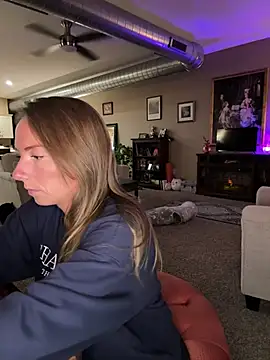 Snapshot of mooviebaby chatting on 02-26-26, 01:27 mooviebaby online show from 02-26-26, 01:27