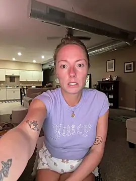 Snapshot of mooviebaby chatting on 02-18-26, 12:30 mooviebaby online show from 02-18-26, 12:30