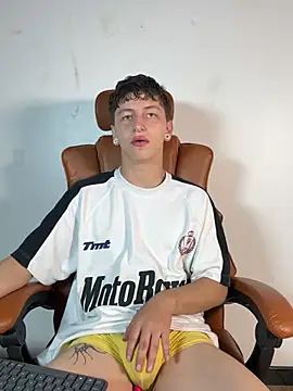 Snapshot of ARON_LUXX chatting on 03-24-26, 04:07 ARON LUXX online show from 03-24-26, 04:07