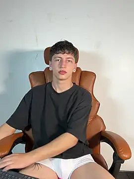 Snapshot of ARON_LUXX chatting on 03-25-26, 05:34 ARON LUXX online show from 03-25-26, 05:34