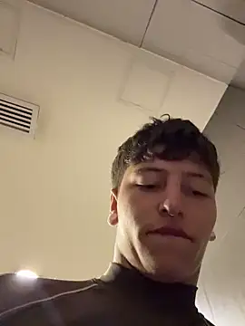 Snapshot of ARON_LUXX chatting on 04-19-26, 05:36 ARON LUXX online show from 04-19-26, 05:36