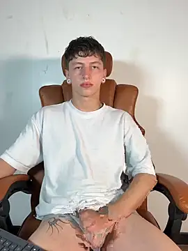 Snapshot of ARON_LUXX chatting on 03-19-26, 11:27 ARON LUXX online show from 03-19-26, 11:27