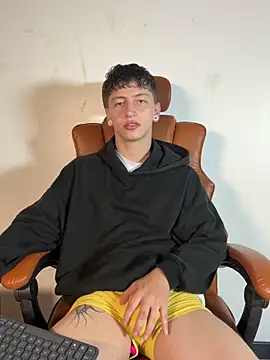 Snapshot of ARON_LUXX chatting on 03-18-26, 06:09 ARON LUXX online show from 03-18-26, 06:09