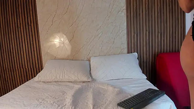 Snapshot of candy_hot_dirty chatting on 02-13-26, 02:33 candy hot dirty online show from 02-13-26, 02:33