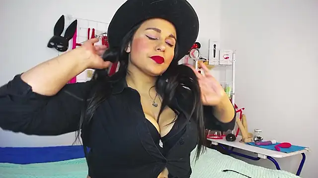 Snapshot of shannon_queen- chatting on 02-11-26, 03:50 shannon queen- online show from 02-11-26, 03:50