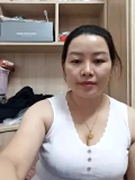 Snapshot of Jennie_dogy chatting on 06-10-26, 02:13 Jennie dogy online show from 06-10-26, 02:13