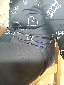 Snapshot of LiilyZi chatting on 02-25-26, 04:01 LiilyZi online show from 02-25-26, 04:01