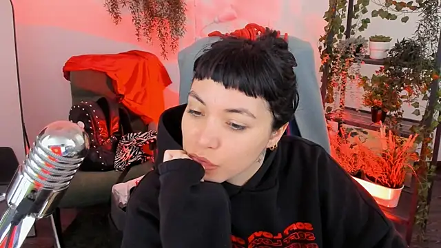 Snapshot of NeoGeisha chatting on 05-12-26, 01:06 NeoGeisha online show from 05-12-26, 01:06