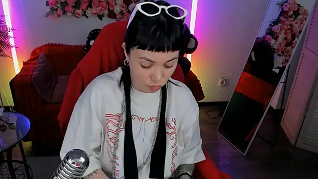 Snapshot of NeoGeisha chatting on 05-19-26, 01:40 NeoGeisha online show from 05-19-26, 01:40