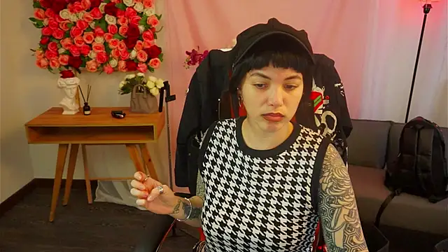 Snapshot of NeoGeisha chatting on 04-08-26, 01:23 NeoGeisha online show from 04-08-26, 01:23