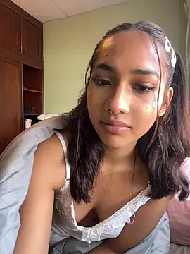 Snapshot of lyla_luv chatting on 02-15-26, 04:57 lyla luv online show from 02-15-26, 04:57