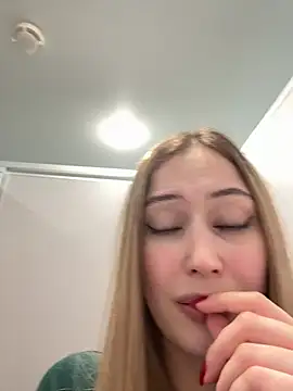 Snapshot of blonde_exe chatting on 04-29-26, 05:30 blonde exe online show from 04-29-26, 05:30
