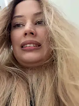 Snapshot of blonde_exe chatting on 02-17-26, 03:31 blonde exe online show from 02-17-26, 03:31