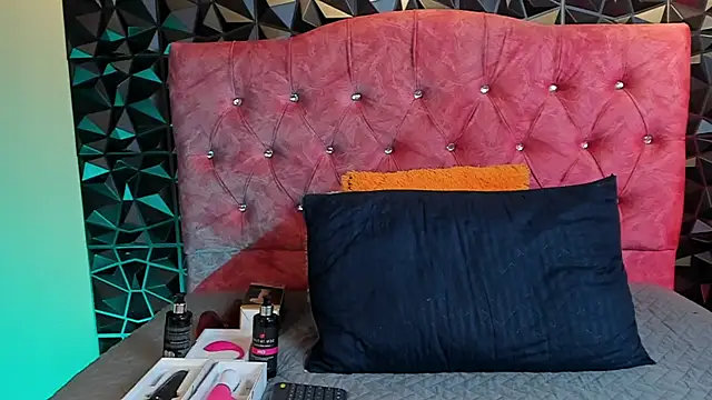 Snapshot of karenwild_1 chatting on 06-01-26, 01:44 karenwild 1 online show from 06-01-26, 01:44