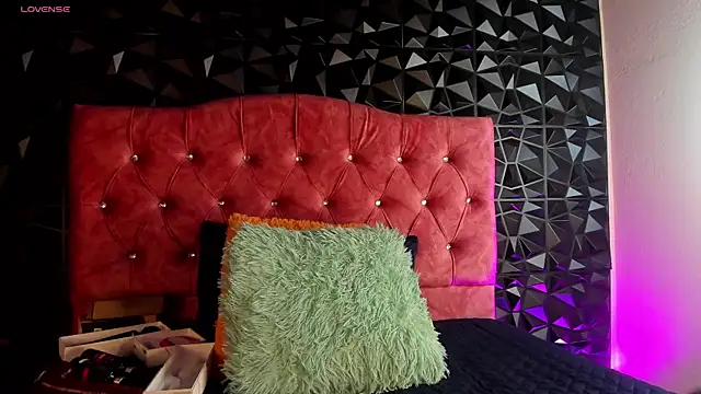 Snapshot of karenwild_1 chatting on 04-25-26, 01:08 karenwild 1 online show from 04-25-26, 01:08