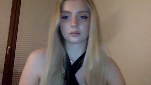 Snapshot of MayaWetDream chatting on 04-28-26, 08:35 MayaWetDream online show from 04-28-26, 08:35