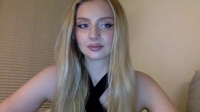 Snapshot of MayaWetDream chatting on 05-06-26, 08:24 MayaWetDream online show from 05-06-26, 08:24