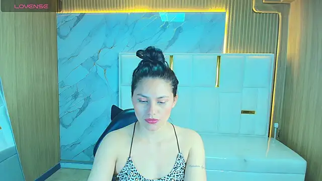 Snapshot of rox_luxury_tf chatting on 05-04-26, 01:47 rox luxury tf online show from 05-04-26, 01:47