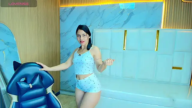 Snapshot of rox_luxury_tf chatting on 04-30-26, 01:07 rox luxury tf online show from 04-30-26, 01:07