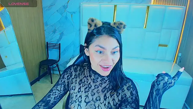 Snapshot of rox_luxury_tf chatting on 05-06-26, 01:37 rox luxury tf online show from 05-06-26, 01:37