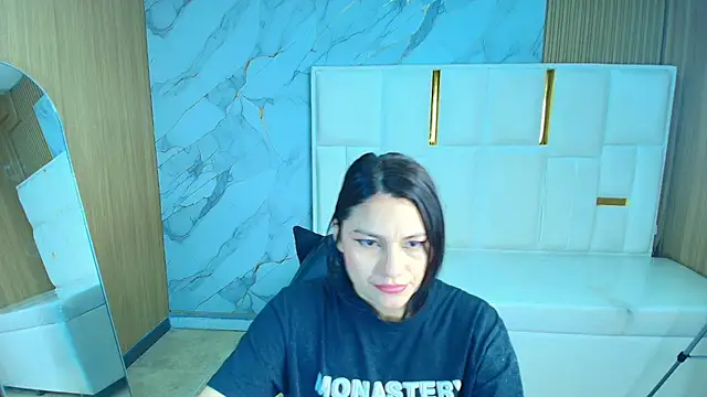 Snapshot of rox_luxury_tf chatting on 04-20-26, 01:24 rox luxury tf online show from 04-20-26, 01:24