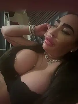 Snapshot of Lovermolls chatting on 02-20-26, 01:57 Lovermolls online show from 02-20-26, 01:57