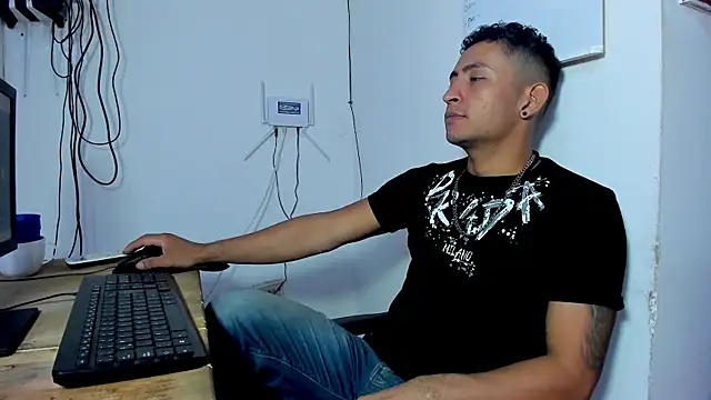 Snapshot of Party_Star1 chatting on 07-11-26, 12:44 Party Star1 online show from 07-11-26, 12:44