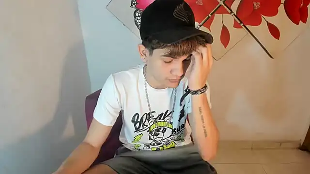 Snapshot of Jesshot_bigcock20cm chatting on 03-15-26, 03:35 Jesshot bigcock20cm online show from 03-15-26, 03:35