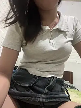 Snapshot of DoliceGirl2k chatting on 05-10-26, 10:19 DoliceGirl2k online show from 05-10-26, 10:19