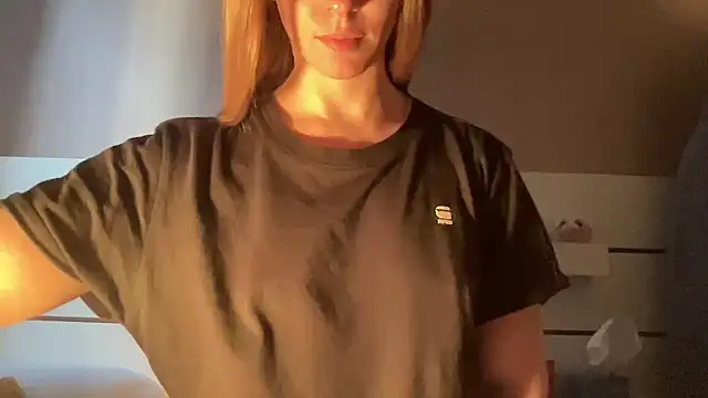 Snapshot of petiteetoile chatting on 04-04-26, 04:13 petiteetoile online show from 04-04-26, 04:13