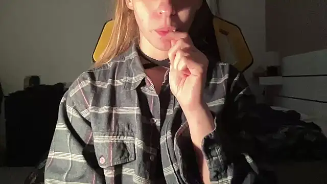 Snapshot of petiteetoile chatting on 02-17-26, 02:36 petiteetoile online show from 02-17-26, 02:36