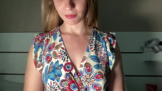 Snapshot of petiteetoile chatting on 06-12-26, 02:48 petiteetoile online show from 06-12-26, 02:48