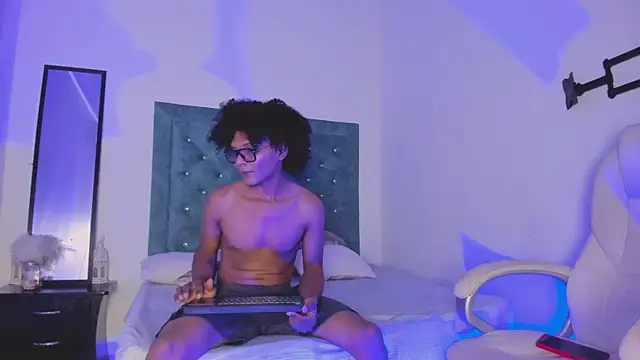 LatinoDark online show from 03-03-26, 03:46