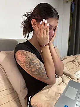 Snapshot of RachelWeisz_ chatting on 05-19-26, 10:33 RachelWeisz online show from 05-19-26, 10:33