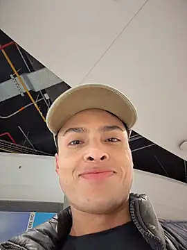 Snapshot of Eros_lee chatting on 02-25-26, 11:37 Eros lee online show from 02-25-26, 11:37