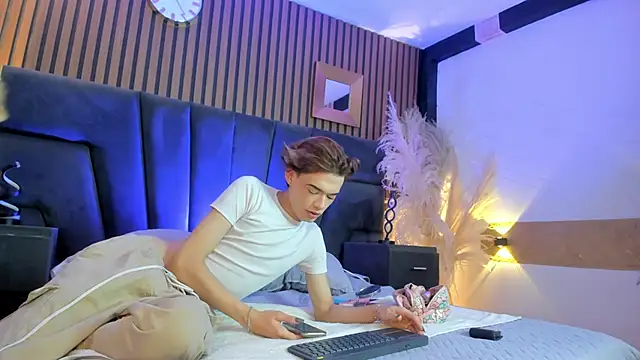 Snapshot of AngelDoll_1 chatting on 02-09-26, 01:47 AngelDoll 1 online show from 02-09-26, 01:47