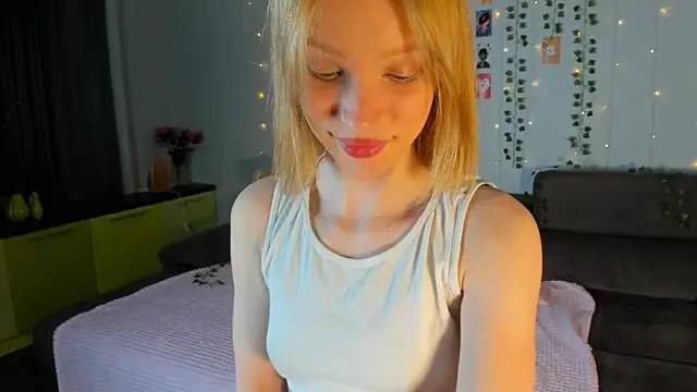 Snapshot of Kiracute18 chatting on 05-19-26, 07:43 Kiracute18 online show from 05-19-26, 07:43