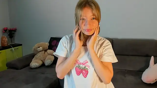 Snapshot of Kiracute18 chatting on 06-22-26, 04:37 Kiracute18 online show from 06-22-26, 04:37