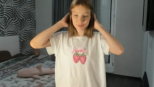 Snapshot of Kiracute18 chatting on 07-31-26, 05:43 Kiracute18 online show from 07-31-26, 05:43
