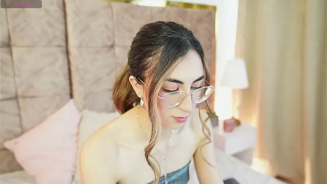 Snapshot of EmmaClark__ chatting on 02-21-26, 01:57 EmmaClark online show from 02-21-26, 01:57