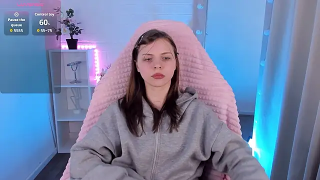 Snapshot of LesleySky chatting on 02-24-26, 04:30 LesleySky online show from 02-24-26, 04:30