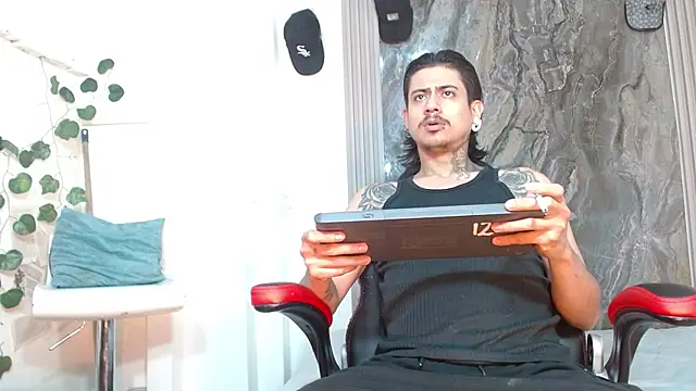 Snapshot of Damian-and-Camerum chatting on 05-13-26, 03:13 Damian-and-Camerum online show from 05-13-26, 03:13
