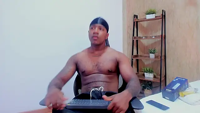 Snapshot of LuccianoDaytona chatting on 02-20-26, 08:00 LuccianoDaytona online show from 02-20-26, 08:00