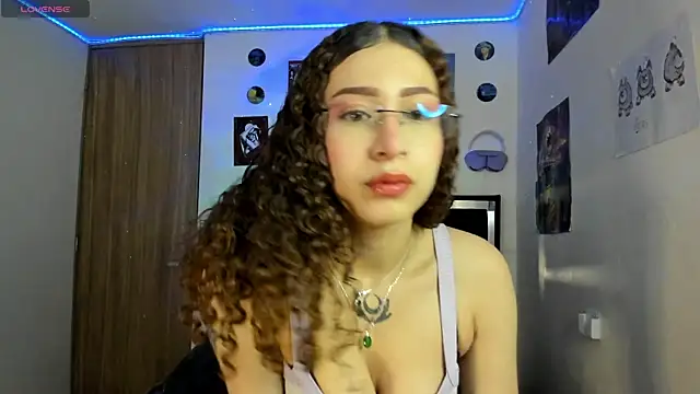 Snapshot of Alice_and_Amber_10 chatting on 05-08-26, 02:43 Alice and Amber 10 online show from 05-08-26, 02:43