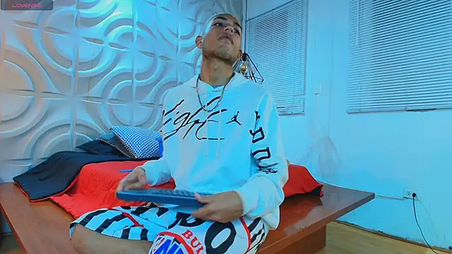 ItsZairen online show from 03-26-26, 03:16