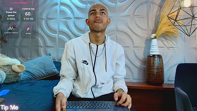 Snapshot of ItsZairen chatting on 04-23-26, 03:46 ItsZairen online show from 04-23-26, 03:46